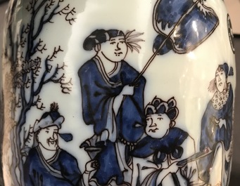 Un pot couvert en fa&iuml;ence de Delft en bleu, blanc et mangan&egrave;se &agrave; d&eacute;cor de chinoiserie, dernier quart du 17&egrave;me