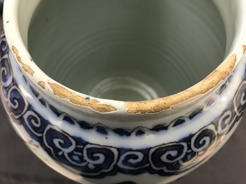 Een zeldzame blauw-witte en mangane Delftse chinoiserie dekselpot, laatste kwart 17e eeuw