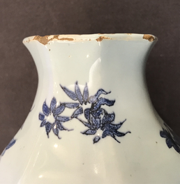 Een octagonale blauw-witte Delftse chinoiserie vaas met een olifant, laatste kwart 17e eeuw