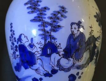 Een fijn blauw-wit en mangaan Delfts chinoiserie vaasje met een olifant, 2e helft 17e eeuw