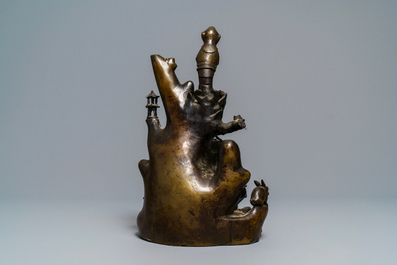 Un grand groupe en bronze figurant Guanyin &agrave; l'enfant sur un rocher, Chine, Ming