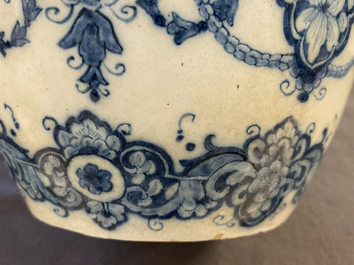 Une paire de vases en fa&iuml;ence de Delft en bleu et blanc dans le style de Daniel Marot, d&eacute;but du 18&egrave;me