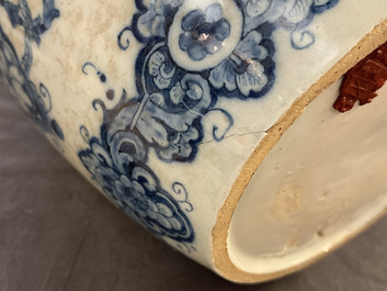 Une paire de vases en fa&iuml;ence de Delft en bleu et blanc dans le style de Daniel Marot, d&eacute;but du 18&egrave;me