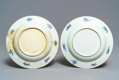 A pair of Chinese Imari-style plates after Cornelis Pronk: 'Dames au Parasol', Qianlong