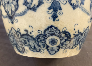 Une paire de vases en fa&iuml;ence de Delft en bleu et blanc dans le style de Daniel Marot, d&eacute;but du 18&egrave;me