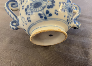 Une tasse &agrave; deux anses en fa&iuml;ence de Delft en bleu et blanc, 18&egrave;me