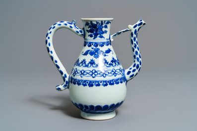 Une verseuse en porcelaine de Chine en bleu et blanc, &eacute;poque Transition