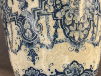 Une paire de vases en fa&iuml;ence de Delft en bleu et blanc dans le style de Daniel Marot, d&eacute;but du 18&egrave;me