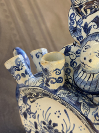 Une paire de tulipi&egrave;res en fa&iuml;ence dans le style de Delft en bleu et blanc, Samson, France, 19&egrave;me