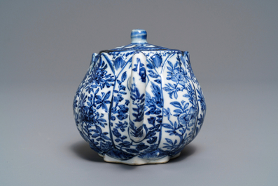 Une th&eacute;i&egrave;re couverte en porcelaine de Chine bleu et blanc, Kangxi