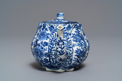 Une th&eacute;i&egrave;re couverte en porcelaine de Chine bleu et blanc, Kangxi