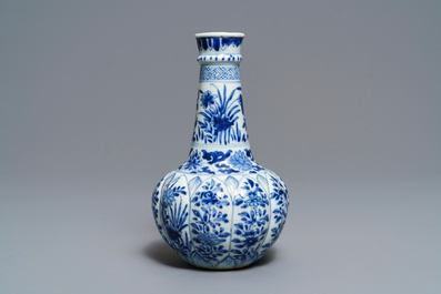 Een Chinese blauw-witte kendi met floraal decor, Kangxi