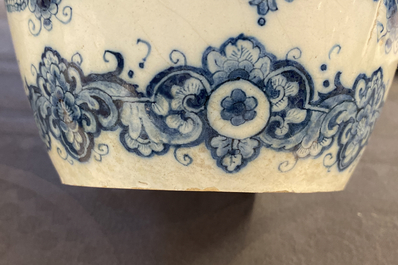 Une paire de vases en fa&iuml;ence de Delft en bleu et blanc dans le style de Daniel Marot, d&eacute;but du 18&egrave;me