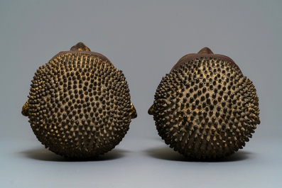 Deux t&ecirc;tes de Bouddha en terre cuite laqu&eacute; et dor&eacute;, Tha&iuml;lande, p&eacute;riode Ayutthaya, 18&egrave;me