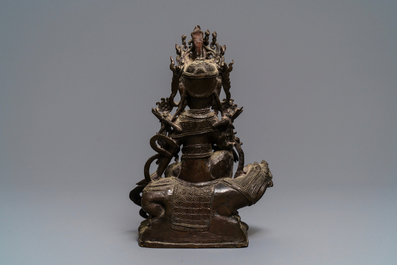 Een Chinese bronzen figuur van Guanyin op een kylin, Ming