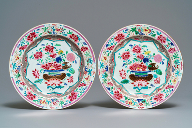 A pair of Chinese famille rose chargers with flower baskets, Qianlong