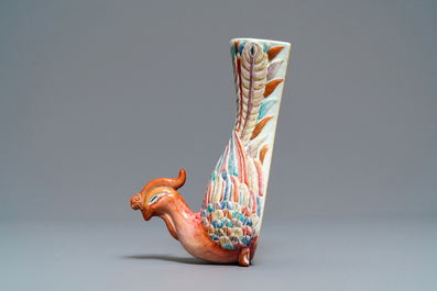 Un vase &agrave; suspendre en forme de ph&eacute;nix en porcelaine de Chine famille rose, Qianlong/Jiaqing