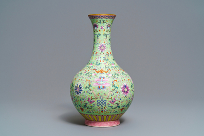 Un vase de forme bouteille en porcelaine de Chine famille rose &agrave; fond vert citron, marque de Qianlong, R&eacute;publique