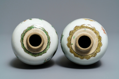 Deux vases en porcelaine de Chine famille verte, Kangxi