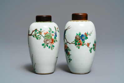 Deux vases en porcelaine de Chine famille verte, Kangxi