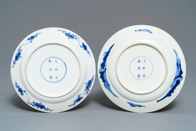 Deux assiettes en porcelaine de Chine en bleu et blanc, marque de Chenghua, Kangxi