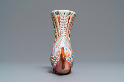 Un vase &agrave; suspendre en forme de ph&eacute;nix en porcelaine de Chine famille rose, Qianlong/Jiaqing