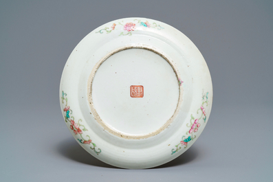 Une assiette en porcelaine de Chine famille rose pour le march&eacute; Straits, service de la famille Pan, marque de Guangxu, 19&egrave;me
