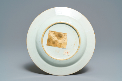 Une assiette en porcelaine de Chine famille rose &agrave; d&eacute;cor d'une femme jouant le qin, Yongzheng