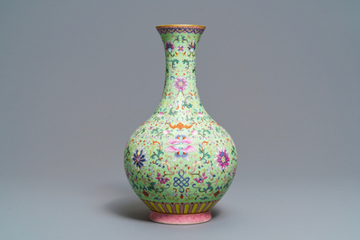 Un vase de forme bouteille en porcelaine de Chine famille rose &agrave; fond vert citron, marque de Qianlong, R&eacute;publique
