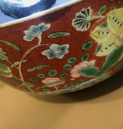 Un bol en porcelaine de Chine falancai &agrave; fond rouge de corail, marque et poss. &eacute;poque de Yongzheng