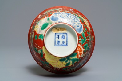 Un bol en porcelaine de Chine falancai &agrave; fond rouge de corail, marque et poss. &eacute;poque de Yongzheng