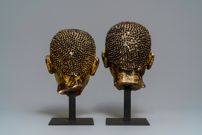 Twee Thaise gelakte en vergulde terracotta Boeddha hoofden, Ayutthaya periode, 18e eeuw