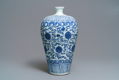 Un vase imp&eacute;rial de forme meiping en porcelaine de Chine bleu et blanc, marque et &eacute;poque de Wanli