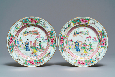 Une paire d'assiettes en porcelaine de Chine famille rose &agrave; d&eacute;cor de ph&eacute;nix, Qianlong