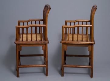 Une paire de chaises en bois huanghuali, Chine, R&eacute;publique