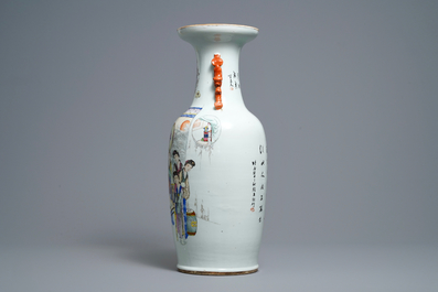 Un vase en porcelaine de Chine qianjiang cai &agrave; d&eacute;cor de femmes autour d'une table, sign&eacute; Yan Bing Jun, dat&eacute; 1913