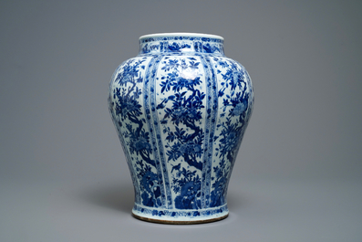 Un grand vase balustre en porcelaine de Chine en bleu et blanc au couvercle et socle en bois, Kangxi