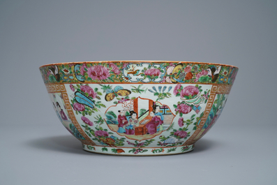 Une paire de vases et un bol en porcelaine de Chine famille rose de Canton, 19&egrave;me