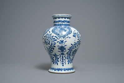 Twee Chinese blauw-witte vazen met floraal decor, Kangxi