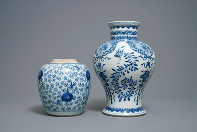 Deux vases en porcelaine de Chine en bleu et blanc, Kangxi