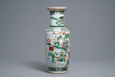 Un vase de forme rouleau en porcelaine de Chine famille verte, 19&egrave;me