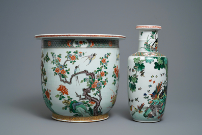 Une grande jardini&egrave;re et un vase de forme rouleau en porcelaine de Chine famille verte, 19&egrave;me