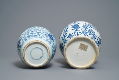 Deux vases en porcelaine de Chine en bleu et blanc, Kangxi