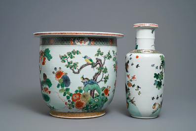 Une grande jardini&egrave;re et un vase de forme rouleau en porcelaine de Chine famille verte, 19&egrave;me