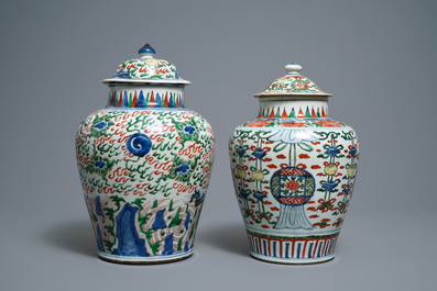 Deux vases couverts en porcelaine de Chine wucai, &eacute;poque Transition