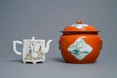 Deux bols et une th&eacute;i&egrave;re couverte en porcelaine de Chine qianjiang cai, 19/20&egrave;me