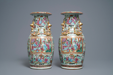 Une paire de vases et un bol en porcelaine de Chine famille rose de Canton, 19&egrave;me