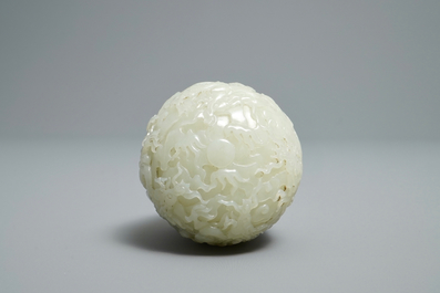 Une boule de stupa en jade c&eacute;ladon sculpt&eacute;, Chine, 19/20&egrave;me