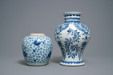 Deux vases en porcelaine de Chine en bleu et blanc, Kangxi