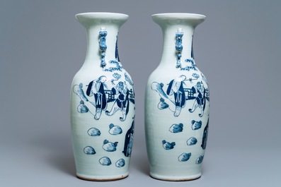 Une paire de vases en porcelaine de Chine bleu et blanc sur fond c&eacute;ladon, 19&egrave;me